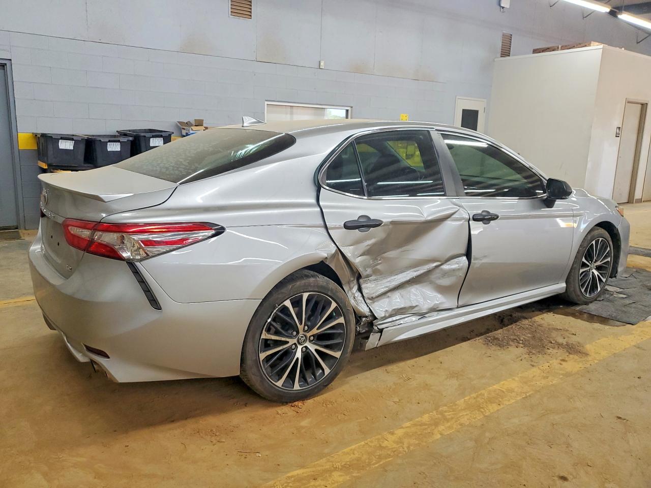 2019 TOYOTA CAMRY SE photo 3