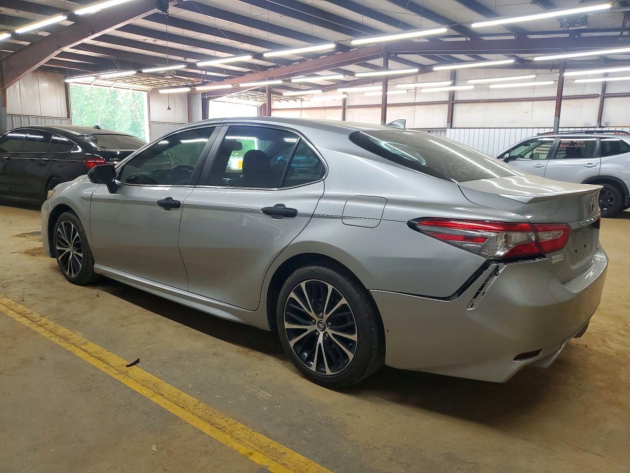 2019 TOYOTA CAMRY SE photo 2