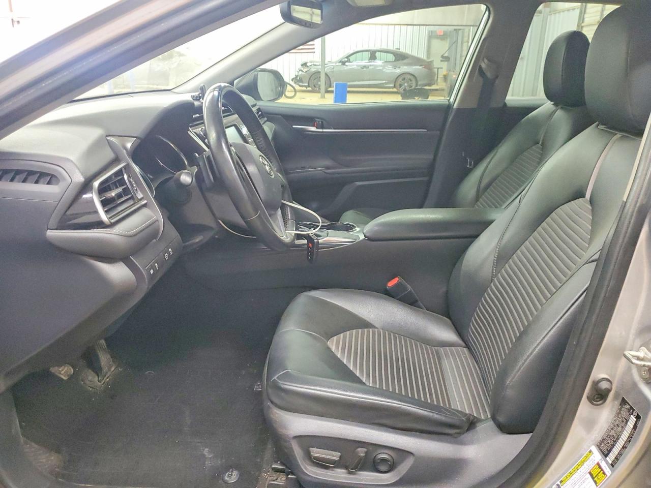 2019 TOYOTA CAMRY SE photo 7