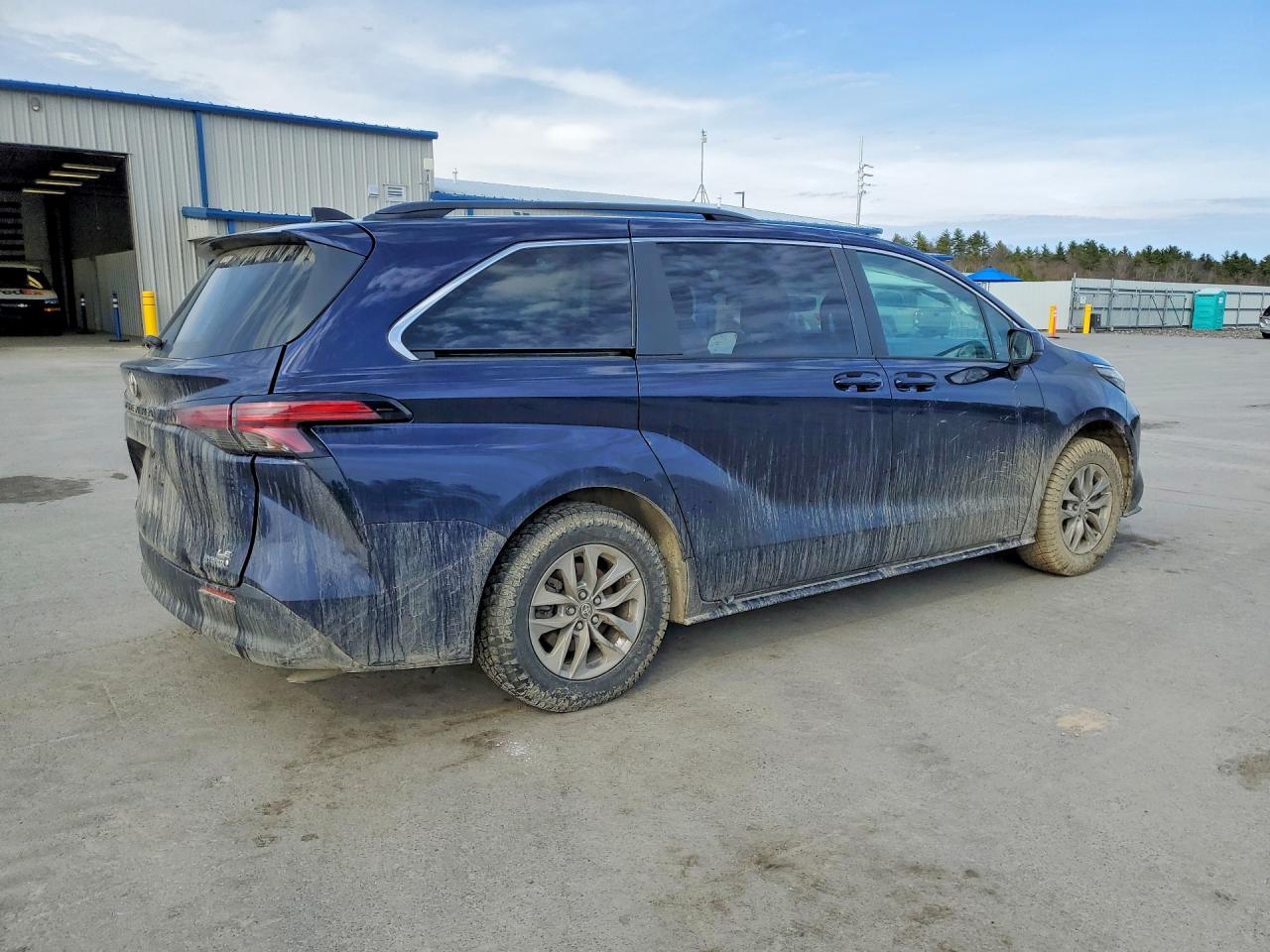 2022 TOYOTA SIENNA LE photo 3
