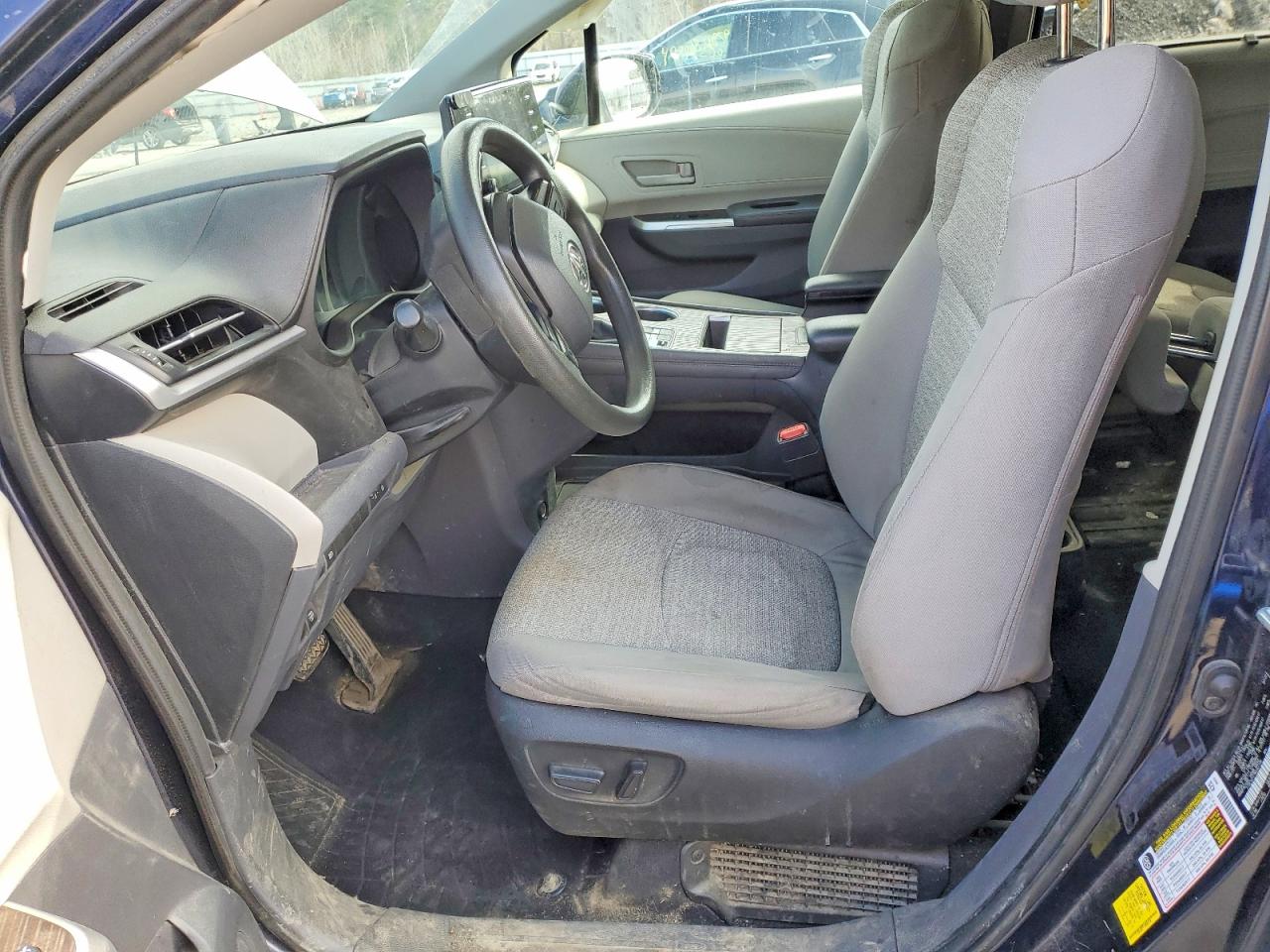 2022 TOYOTA SIENNA LE photo 7