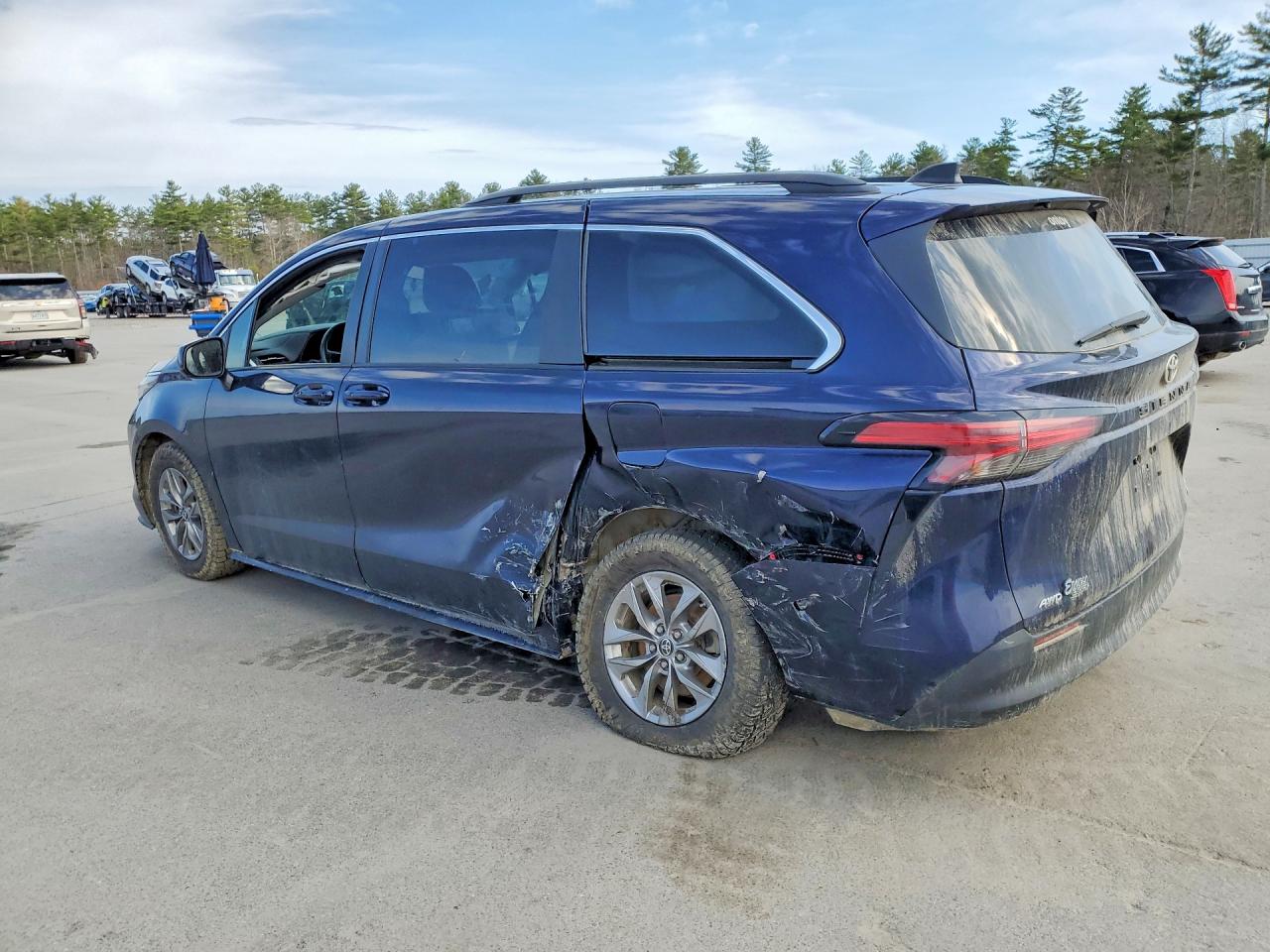 2022 TOYOTA SIENNA LE photo 2