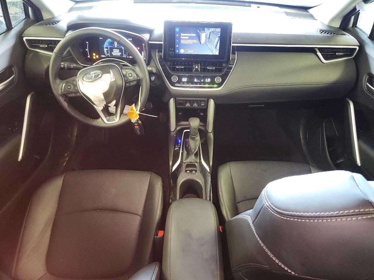2024 TOYOTA COROLLA CROSS XLE photo 15