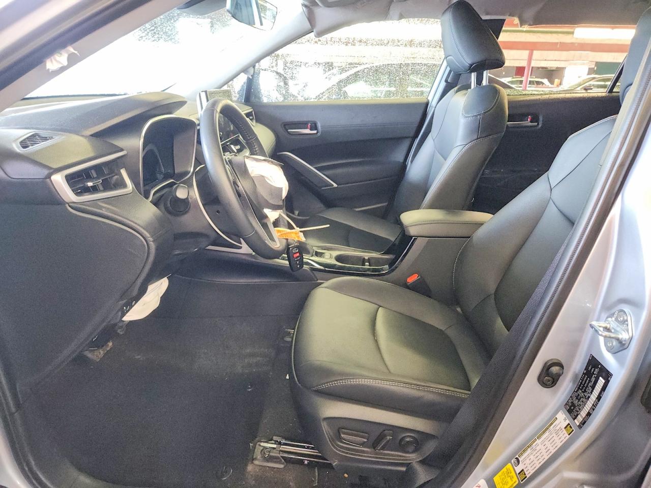 2024 TOYOTA COROLLA CROSS XLE photo 13