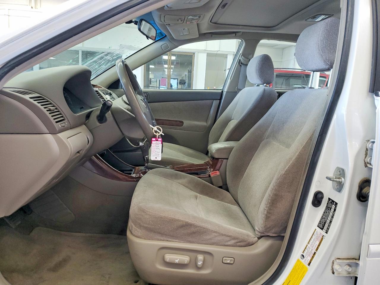 2004 TOYOTA CAMRY LE photo 19