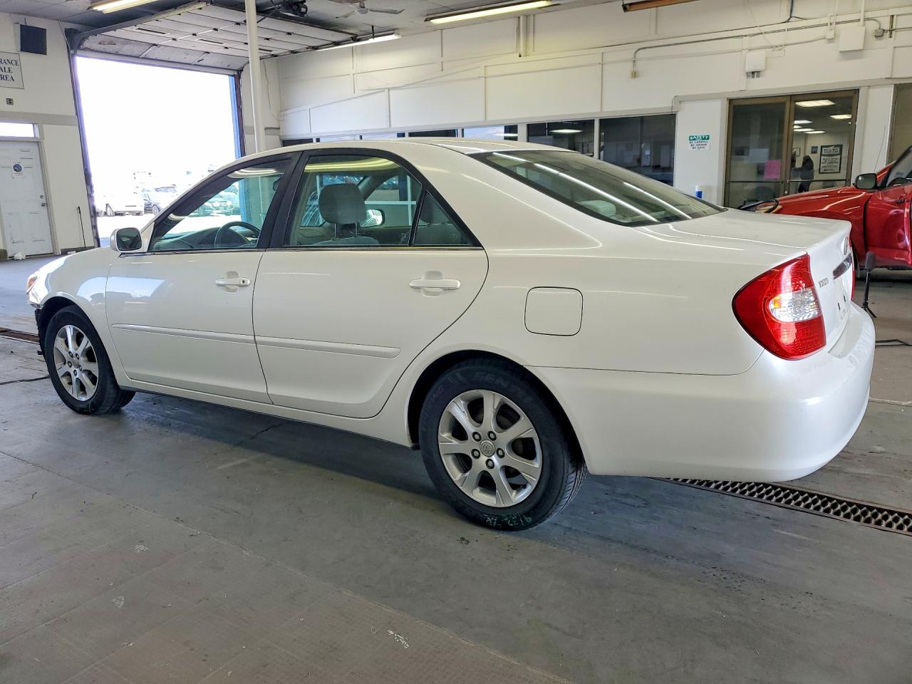 2004 TOYOTA CAMRY LE photo 4