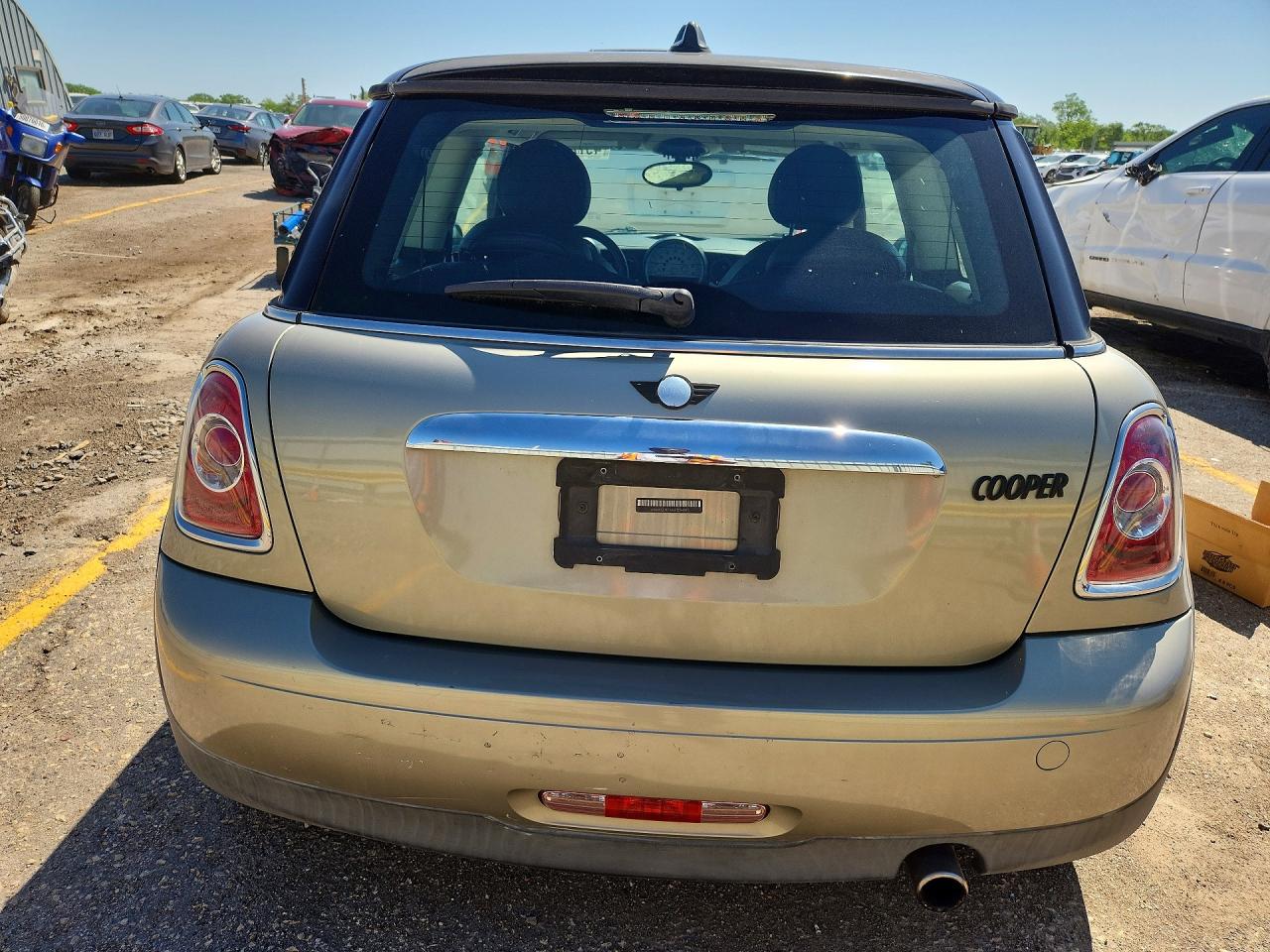 2011 MINI COOPER photo 16