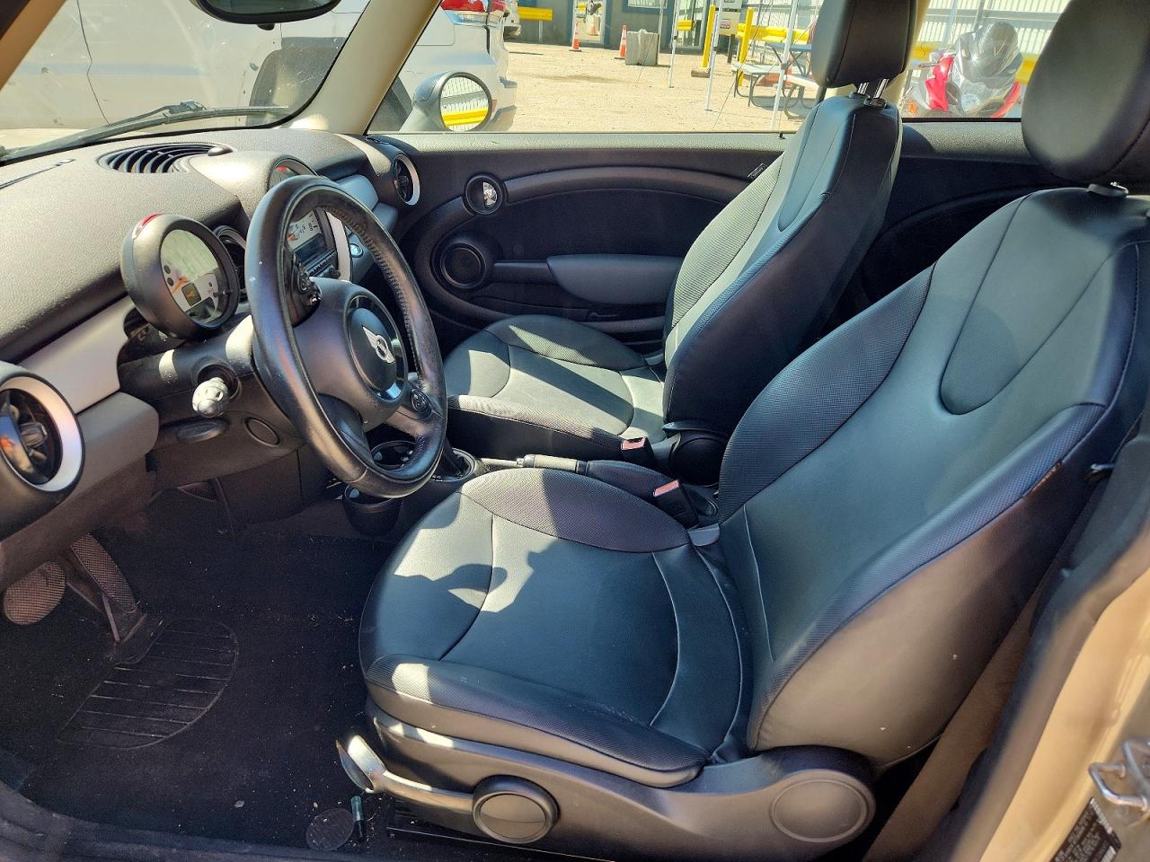 2011 MINI COOPER photo 19
