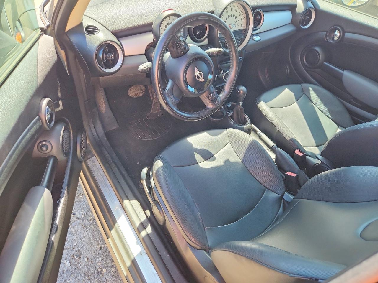 2011 MINI COOPER photo 22