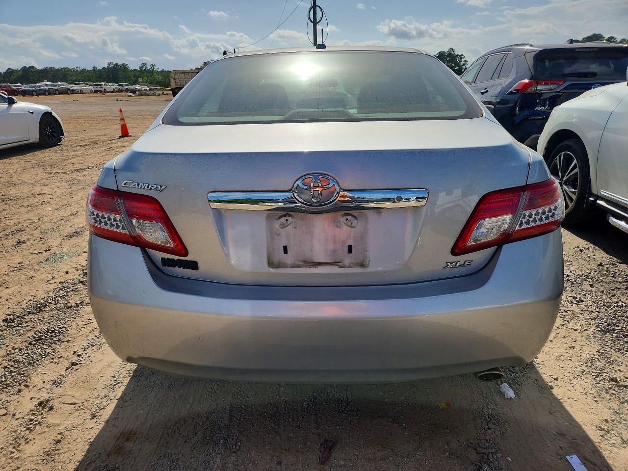 2010 TOYOTA CAMRY XLE photo 16
