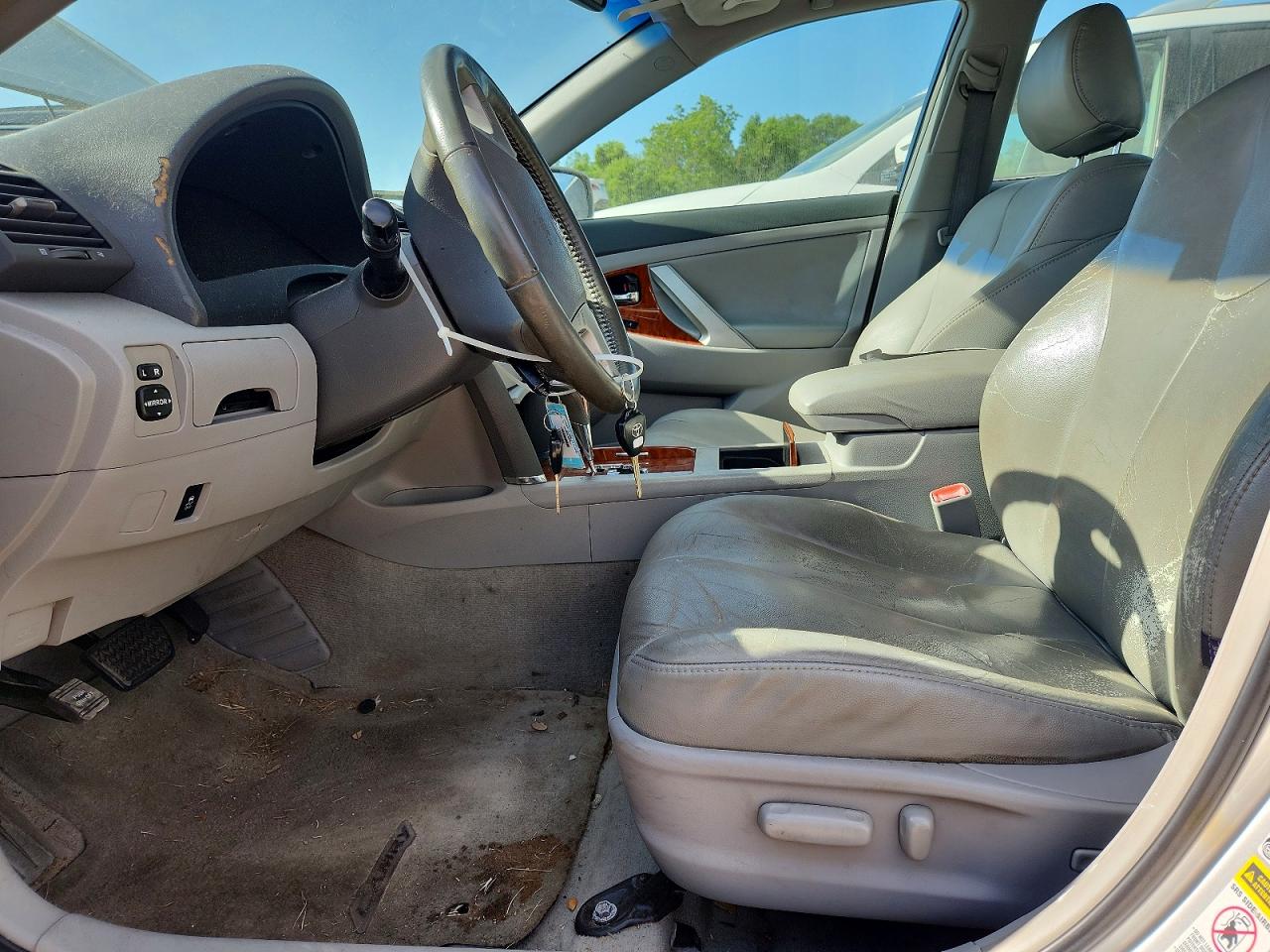 2010 TOYOTA CAMRY XLE photo 19