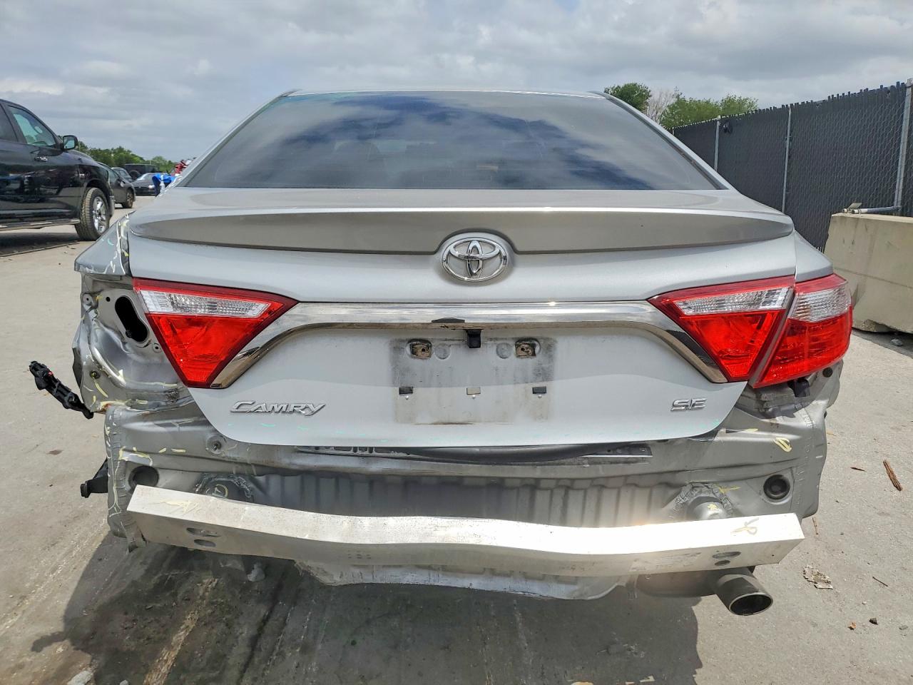 2016 TOYOTA CAMRY SE photo 11