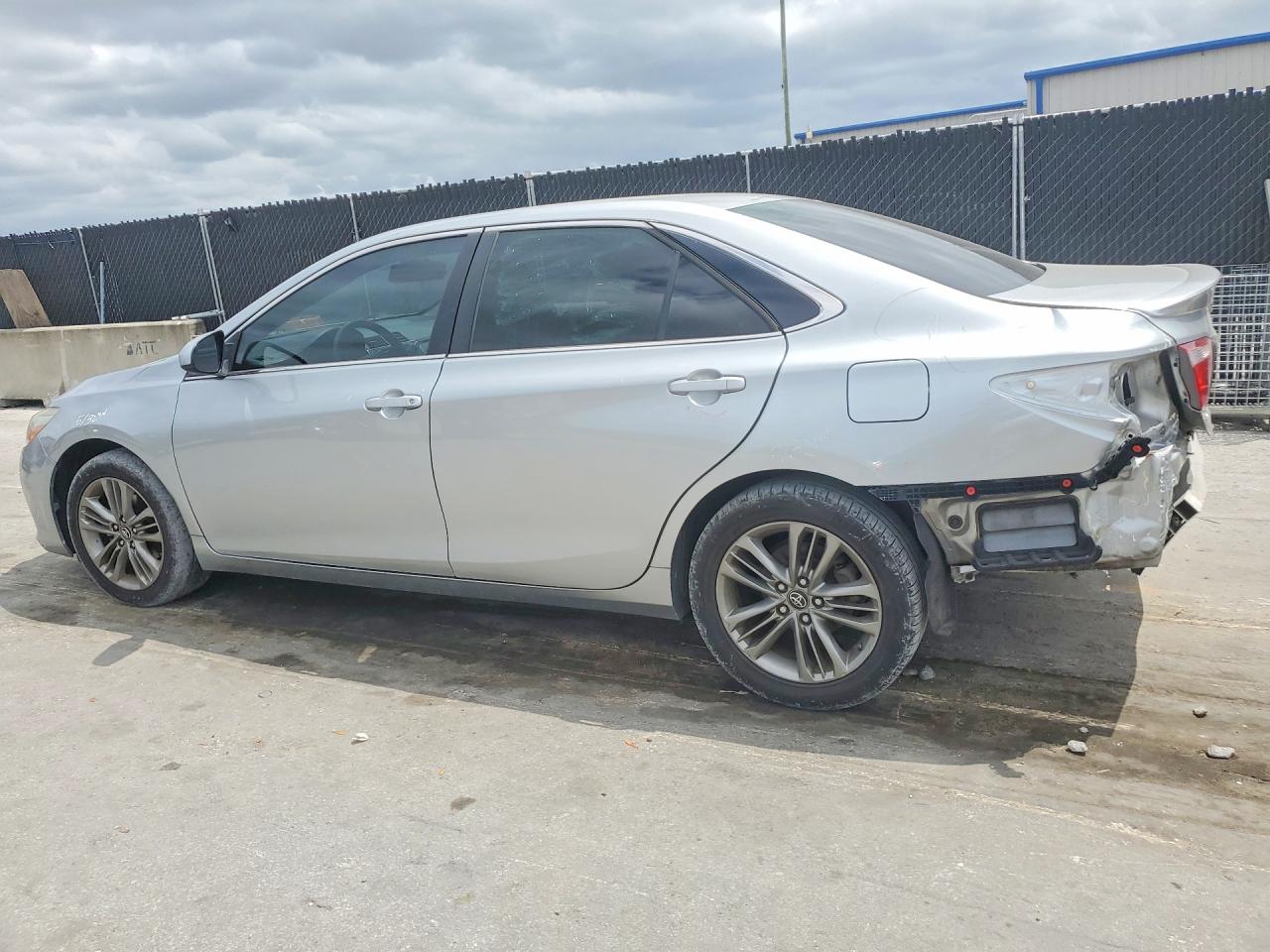 2016 TOYOTA CAMRY SE photo 3