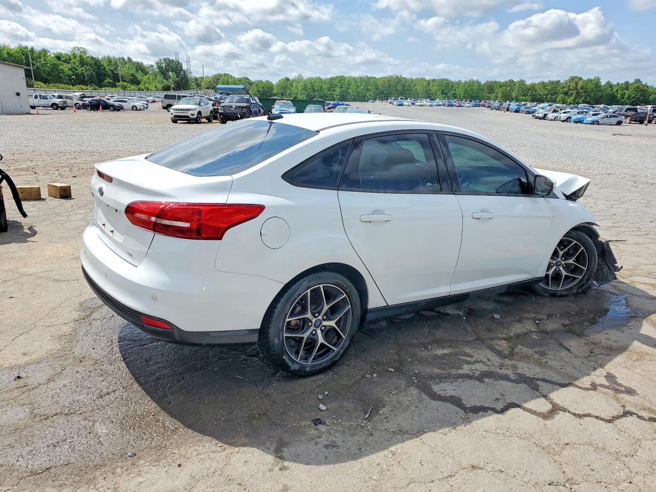 2017 FORD FOCUS SEL photo 5