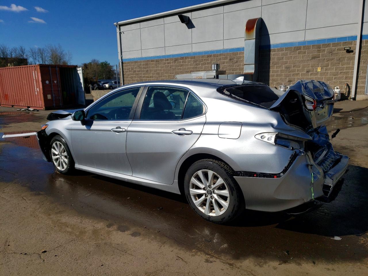 2019 TOYOTA CAMRY LE photo 4