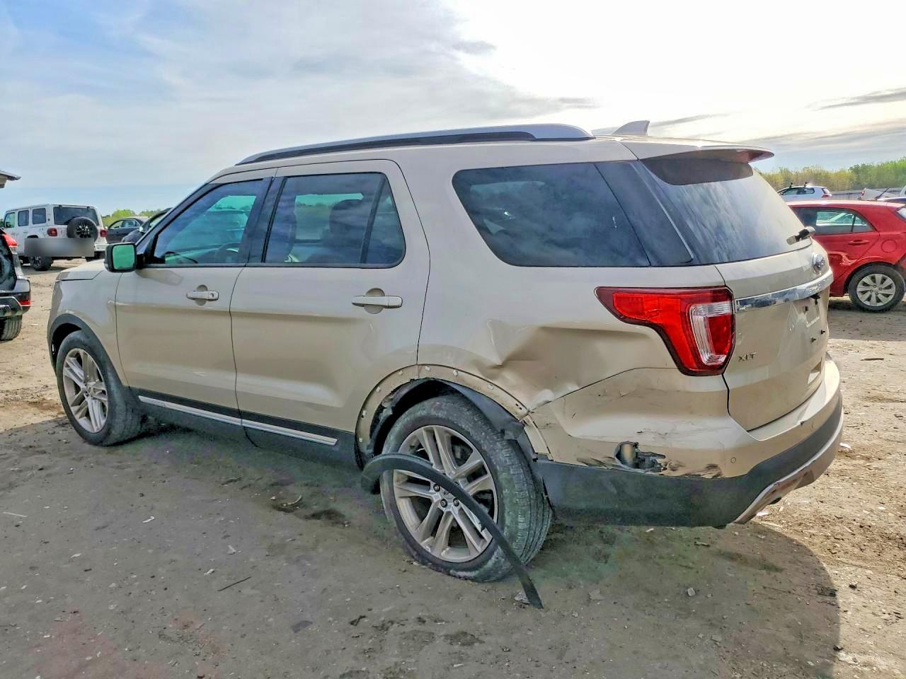 2017 FORD EXPLORER XLT photo 4