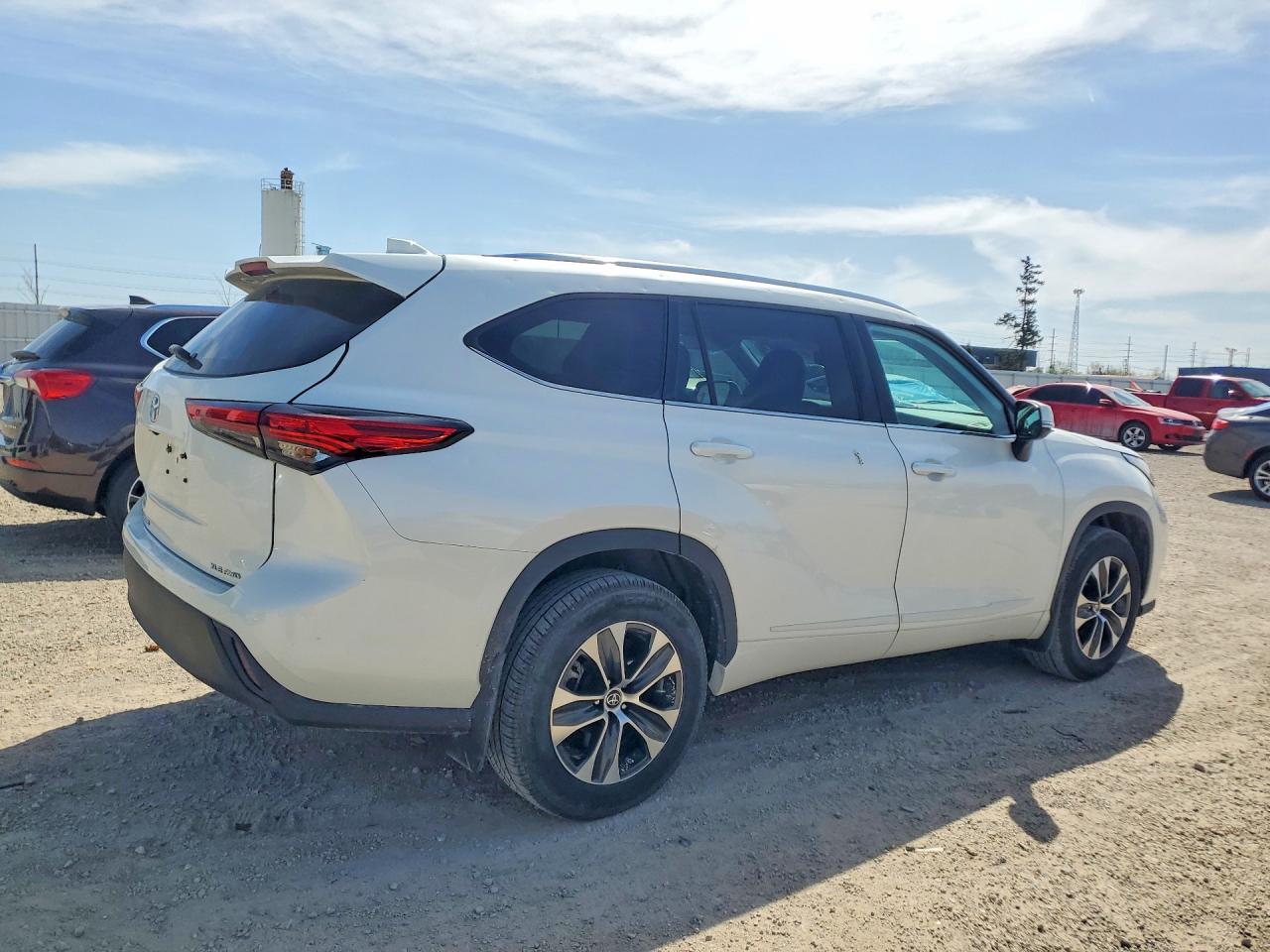 2021 TOYOTA HIGHLANDER XLE photo 5