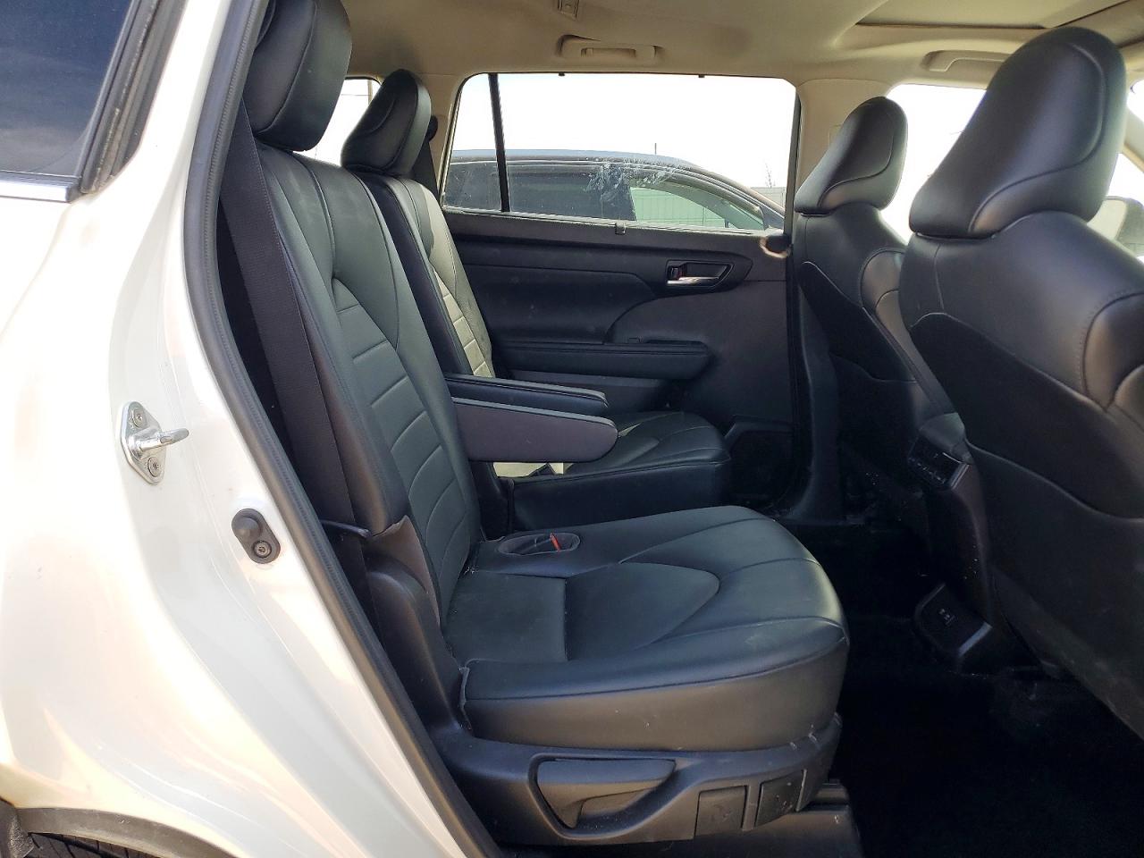 2021 TOYOTA HIGHLANDER XLE photo 21