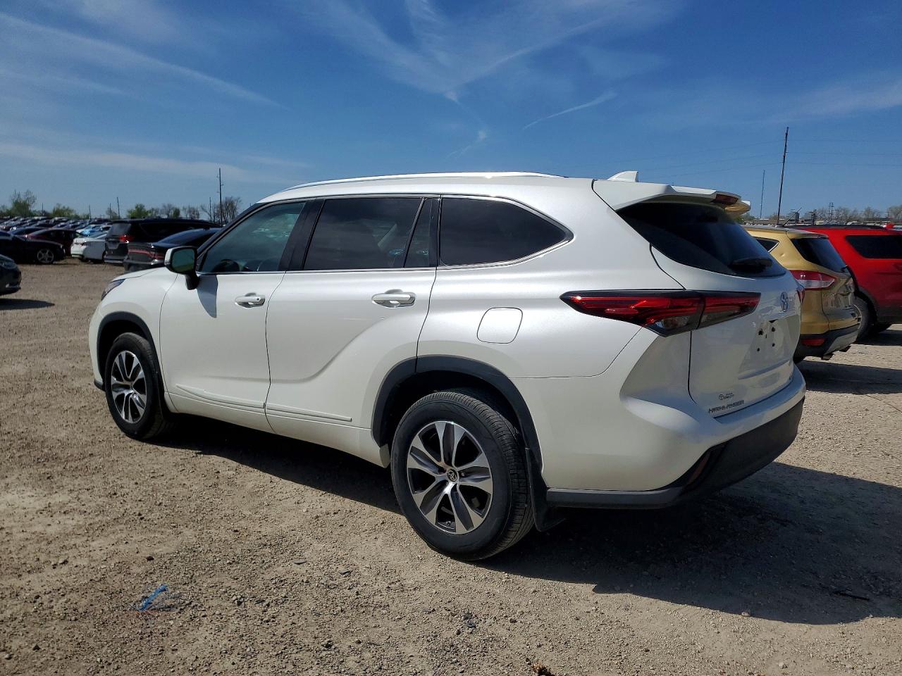 2021 TOYOTA HIGHLANDER XLE photo 3