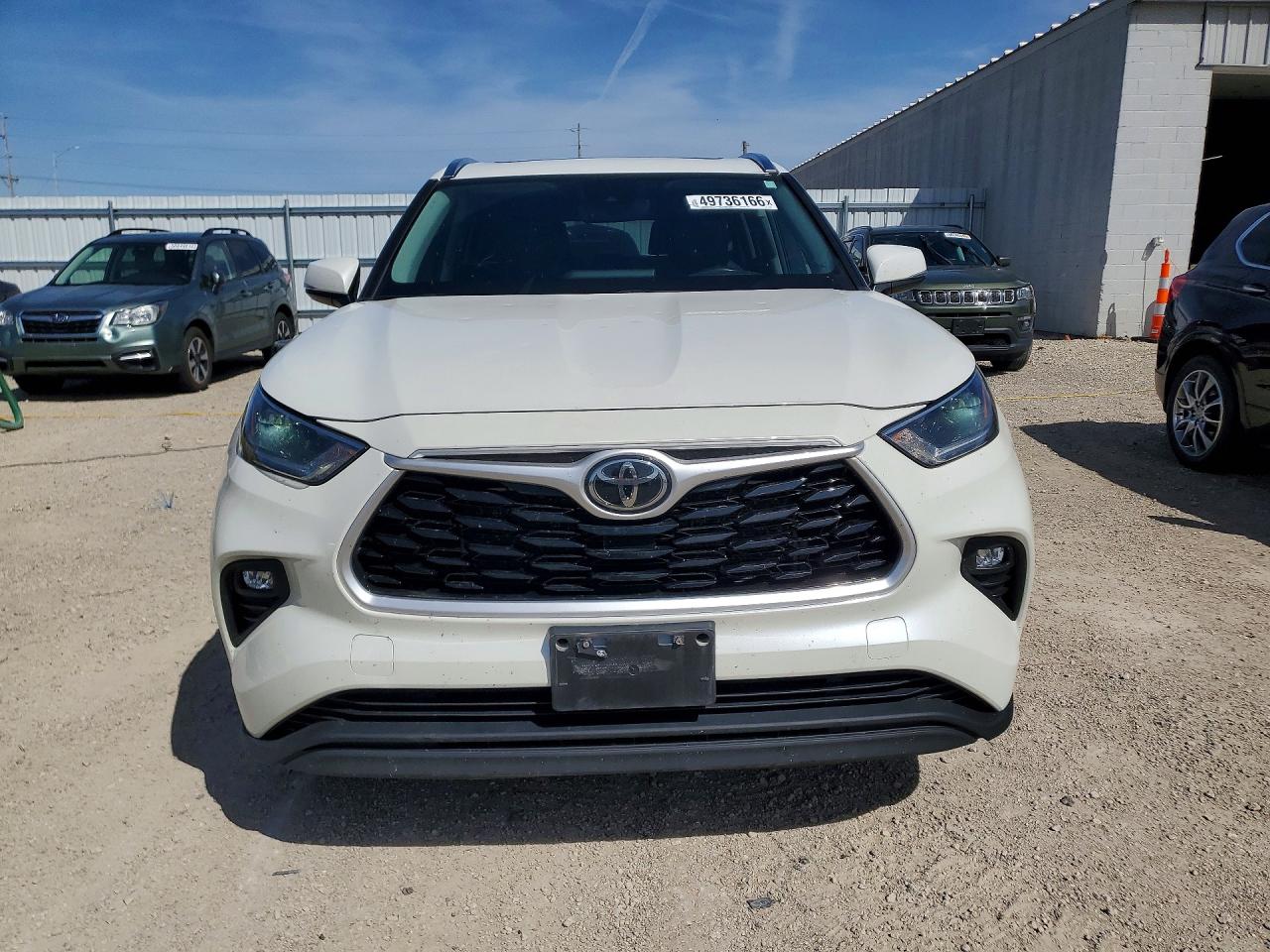 2021 TOYOTA HIGHLANDER XLE photo 9