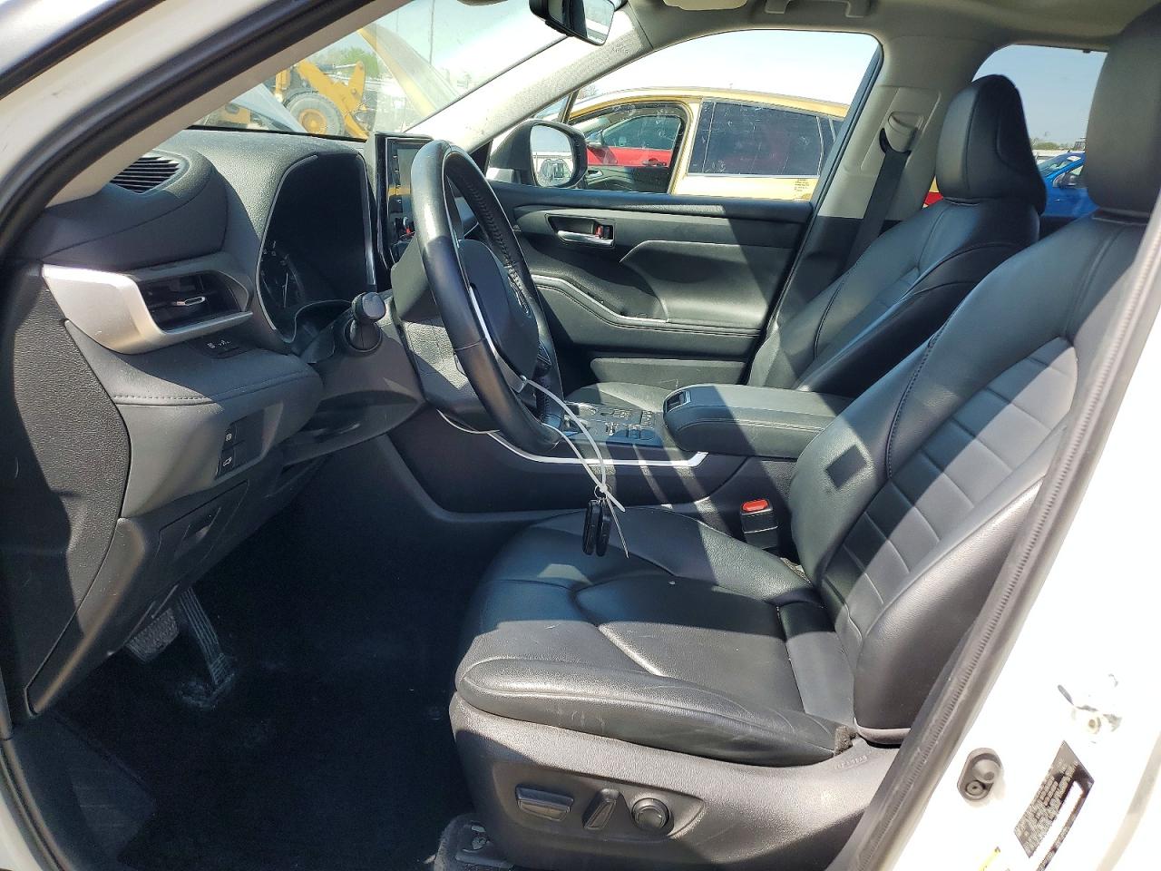 2021 TOYOTA HIGHLANDER XLE photo 13