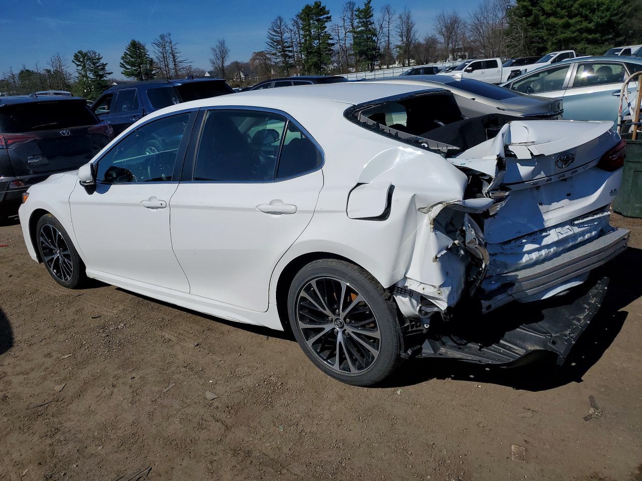 2018 TOYOTA CAMRY SE photo 3