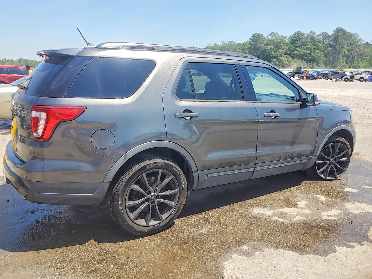 2018 FORD EXPLORER XLT photo 3