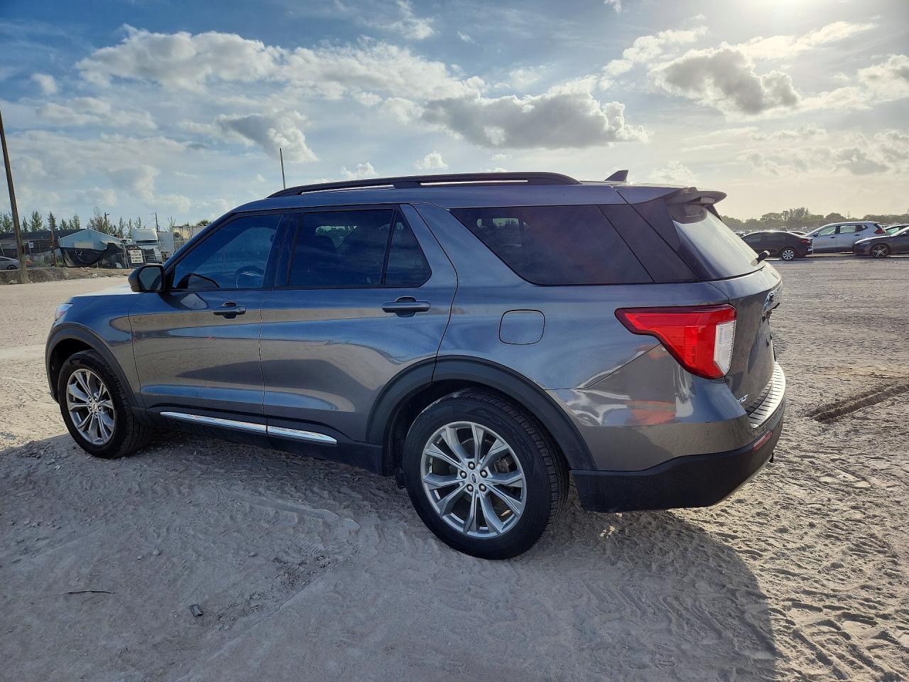 2021 FORD EXPLORER XLT photo 3