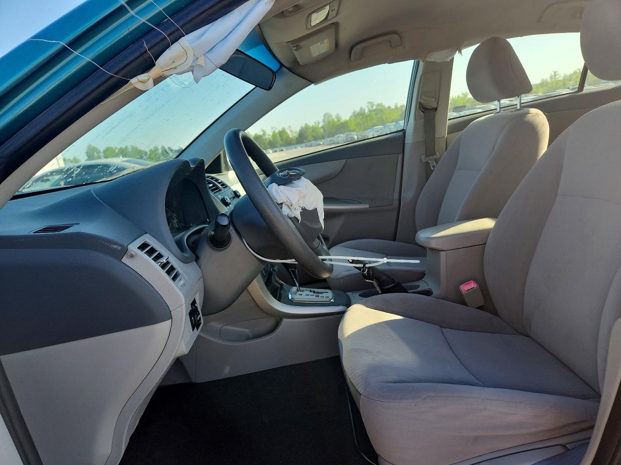 2010 TOYOTA COROLLA photo 13