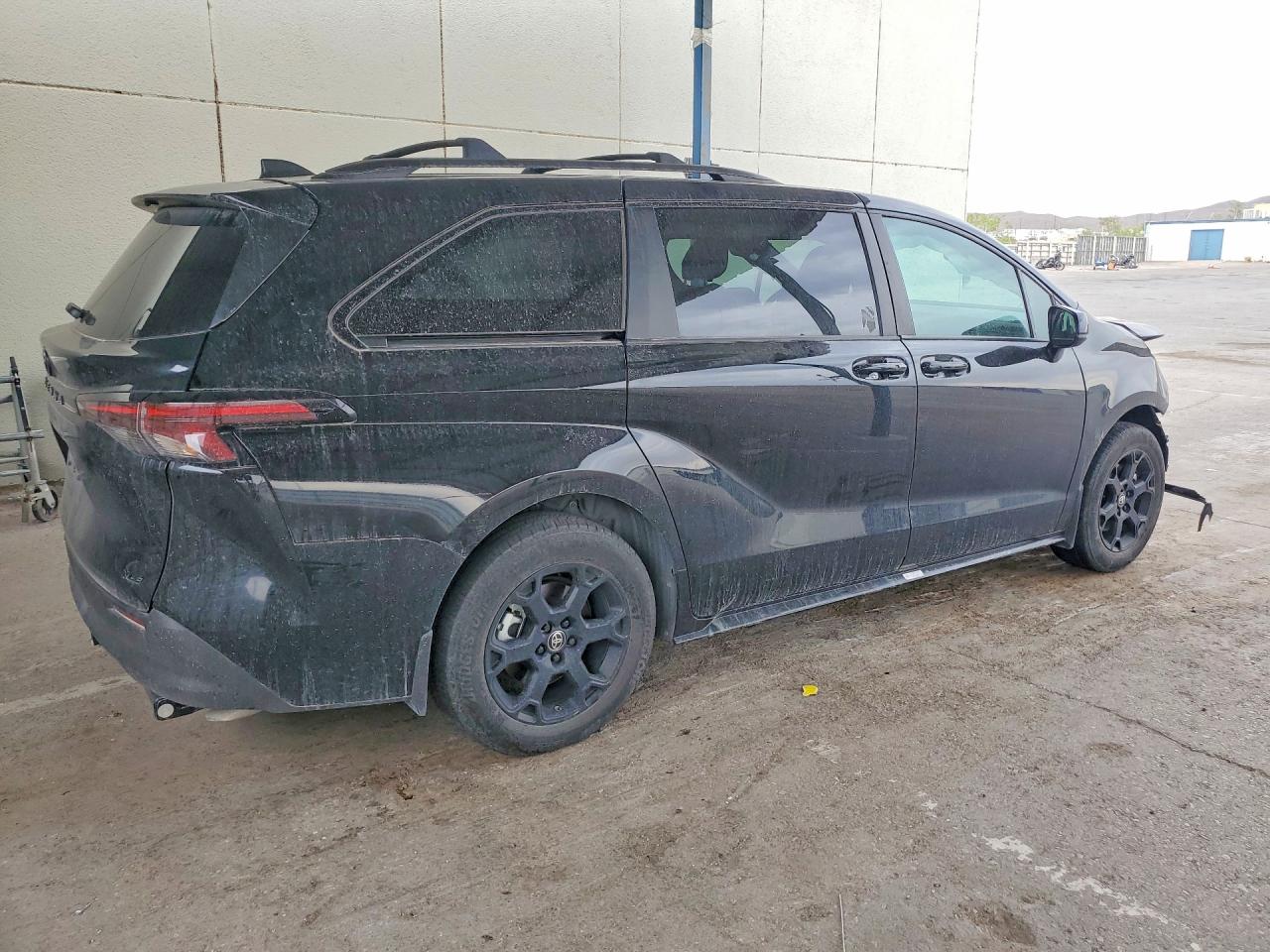 2025 TOYOTA SIENNA WOODLAND EDITION photo 5