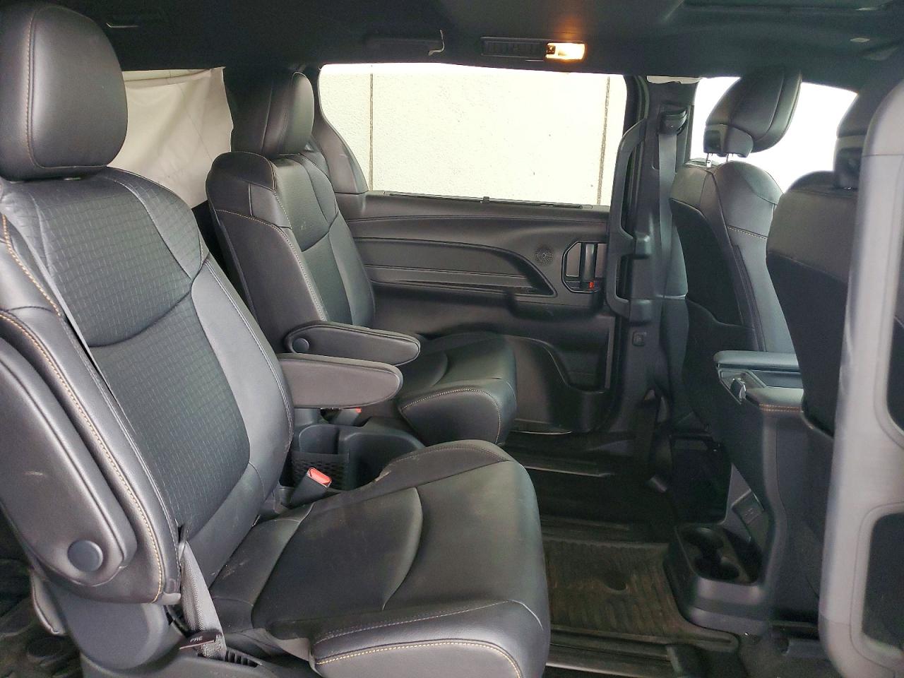 2025 TOYOTA SIENNA WOODLAND EDITION photo 21
