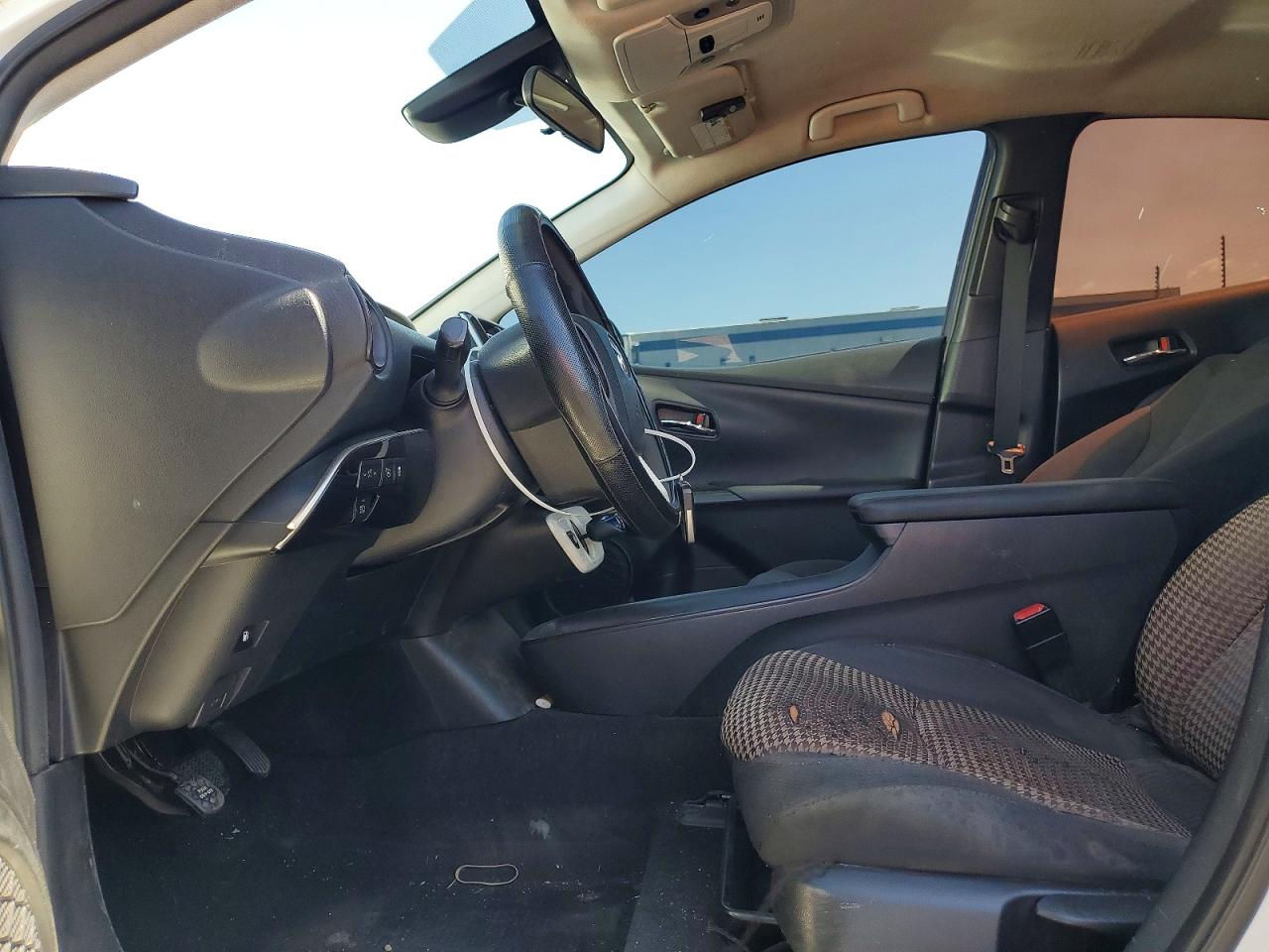 2017 TOYOTA PRIUS TWO photo 19