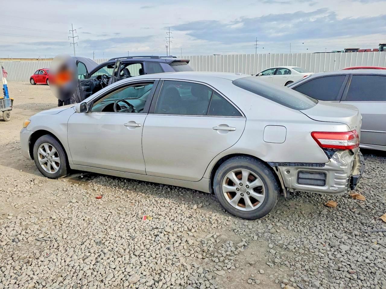 2011 TOYOTA CAMRY LE photo 3