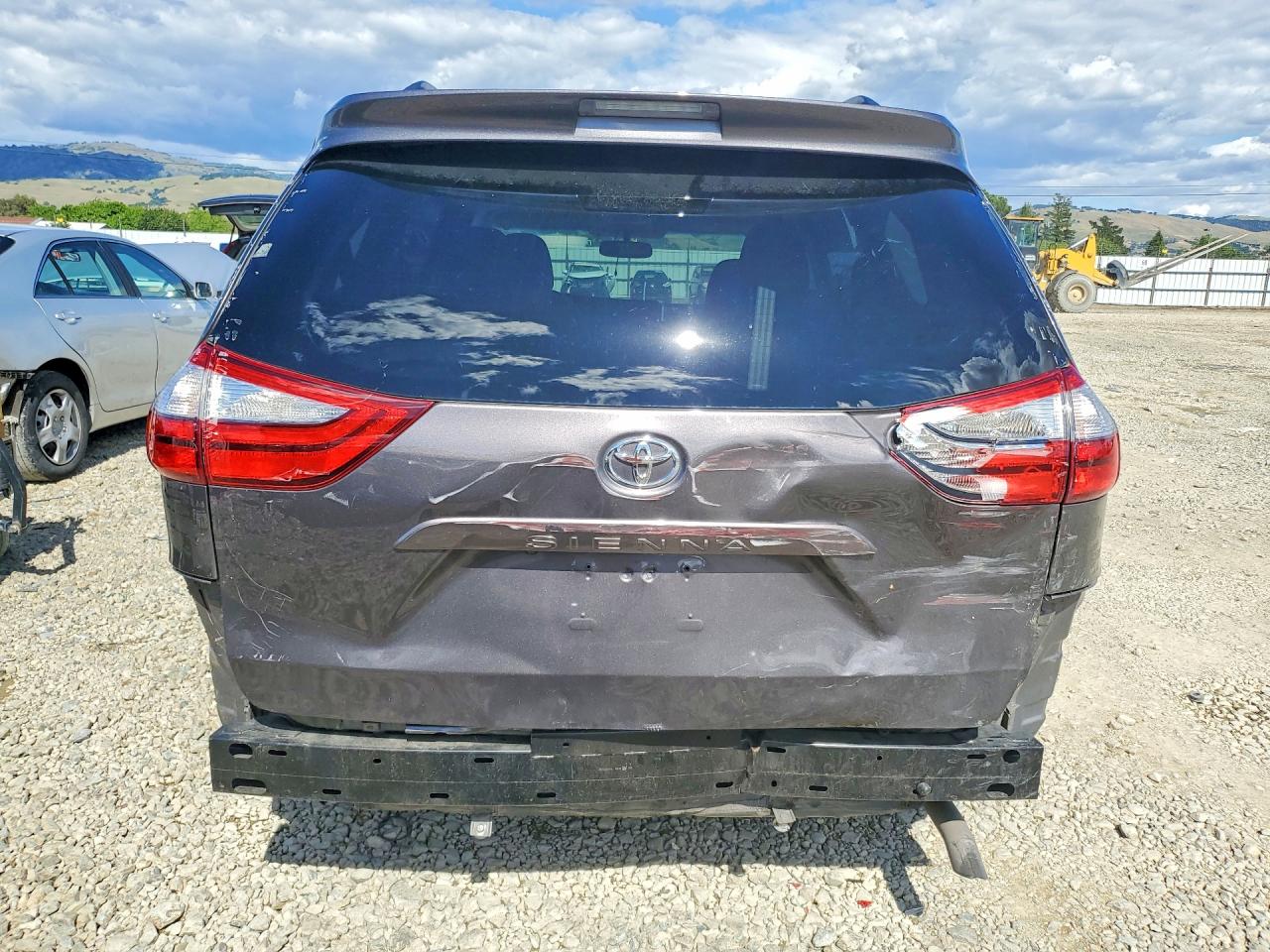 2015 TOYOTA SIENNA LE photo 16