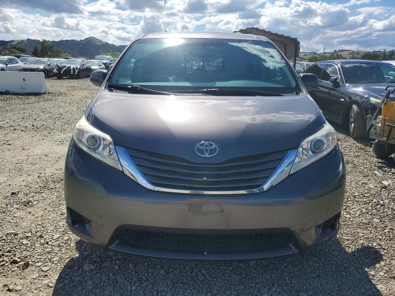 2015 TOYOTA SIENNA LE photo 13