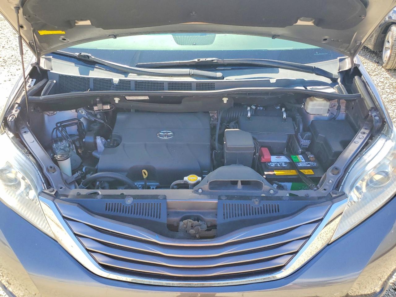2015 TOYOTA SIENNA LE photo 34