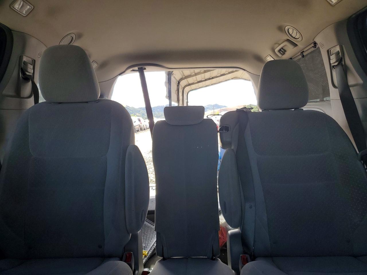 2015 TOYOTA SIENNA LE photo 28