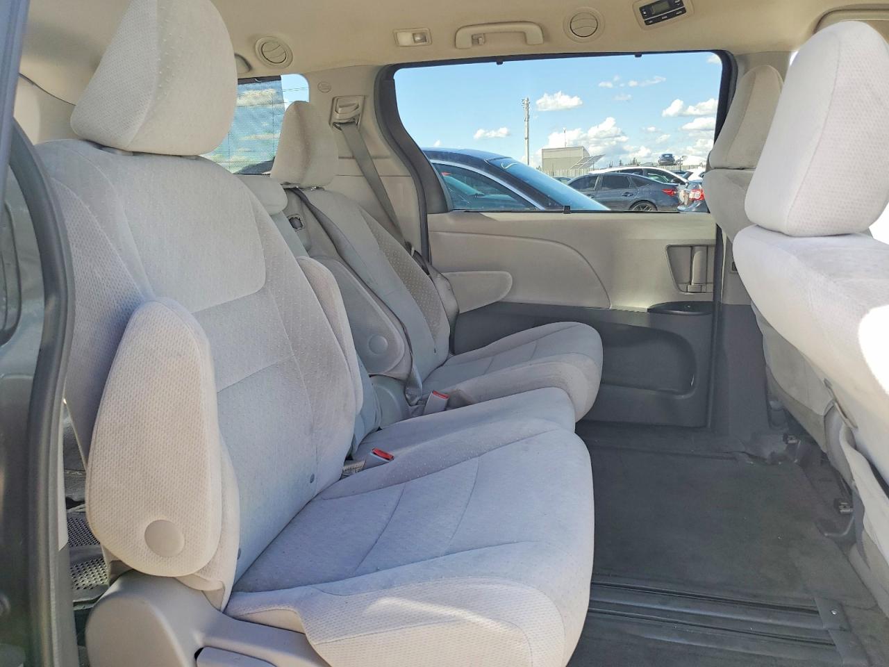 2015 TOYOTA SIENNA LE photo 31