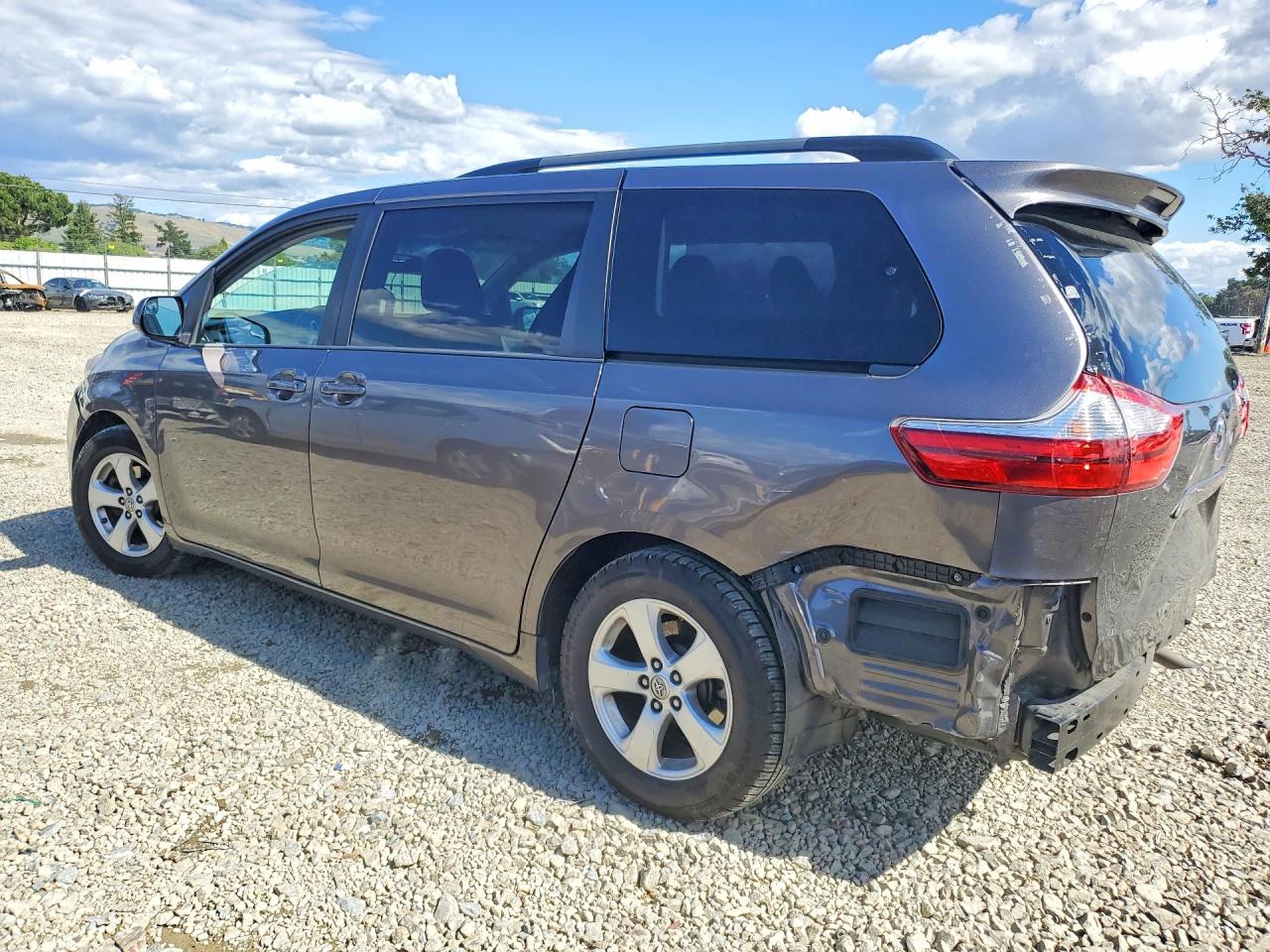 2015 TOYOTA SIENNA LE photo 4