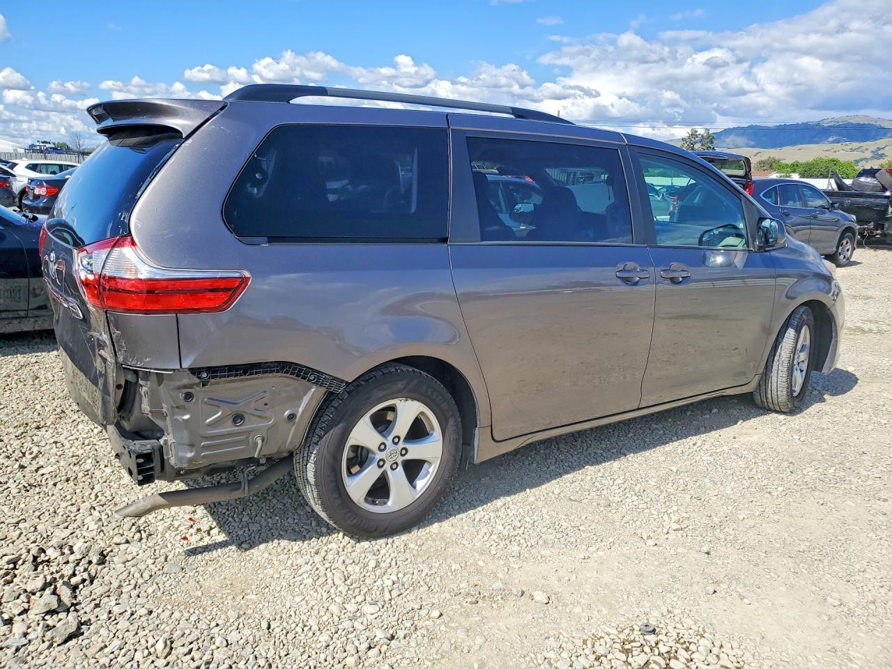 2015 TOYOTA SIENNA LE photo 7