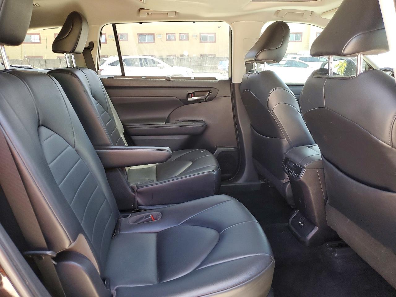 2021 TOYOTA HIGHLANDER XLE photo 11