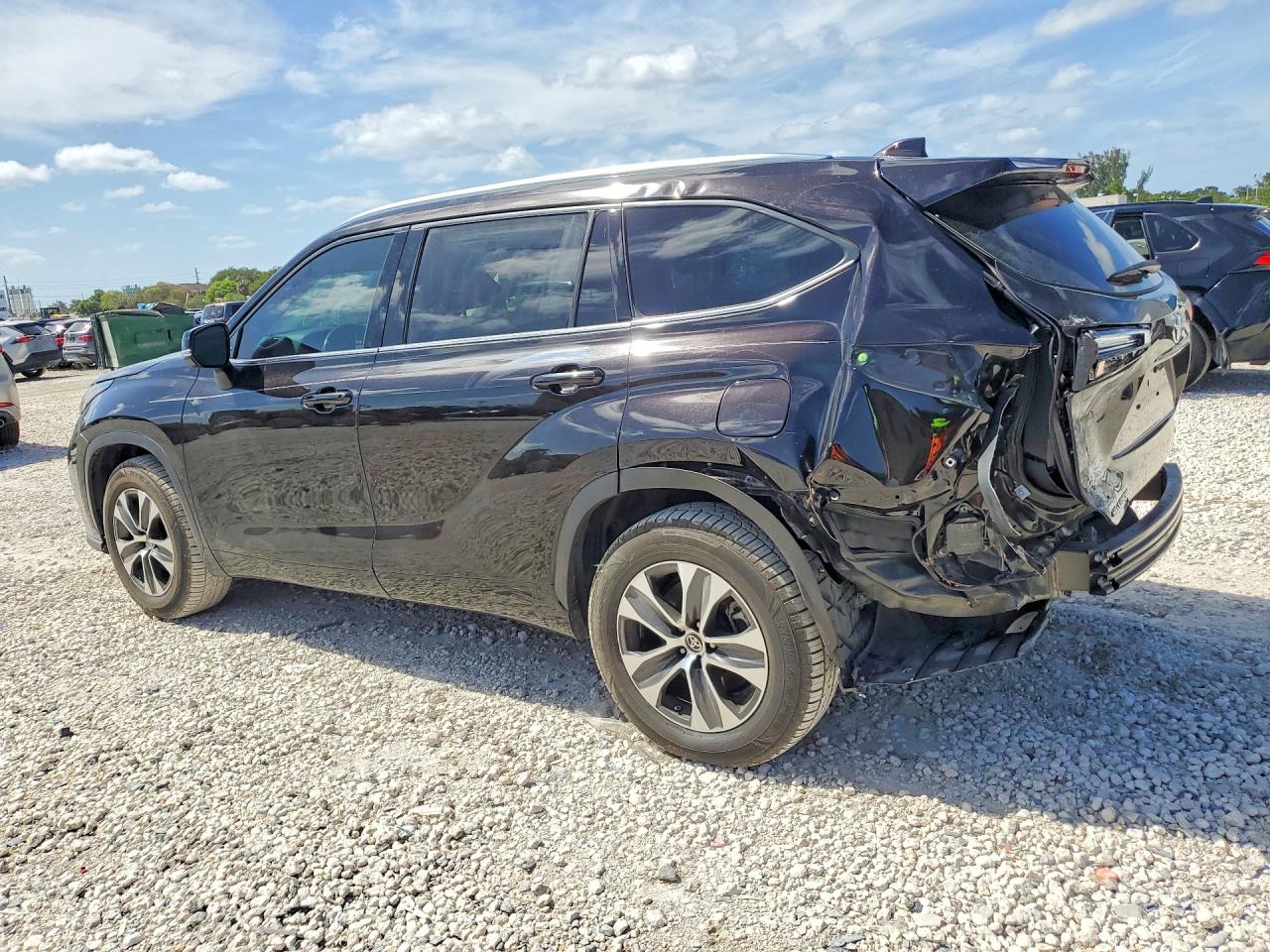 2021 TOYOTA HIGHLANDER XLE photo 2