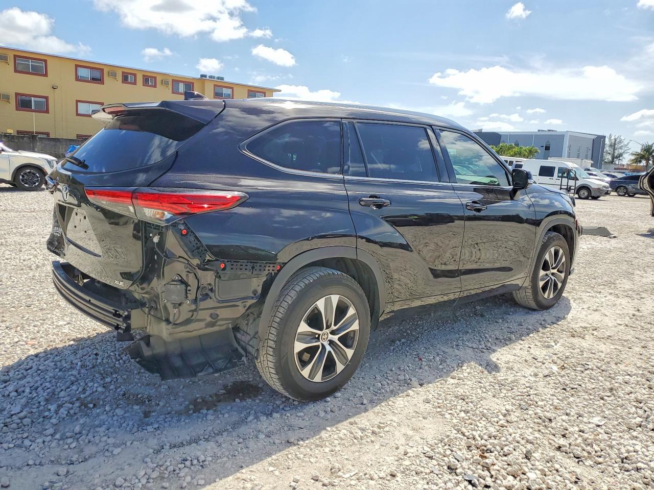 2021 TOYOTA HIGHLANDER XLE photo 3