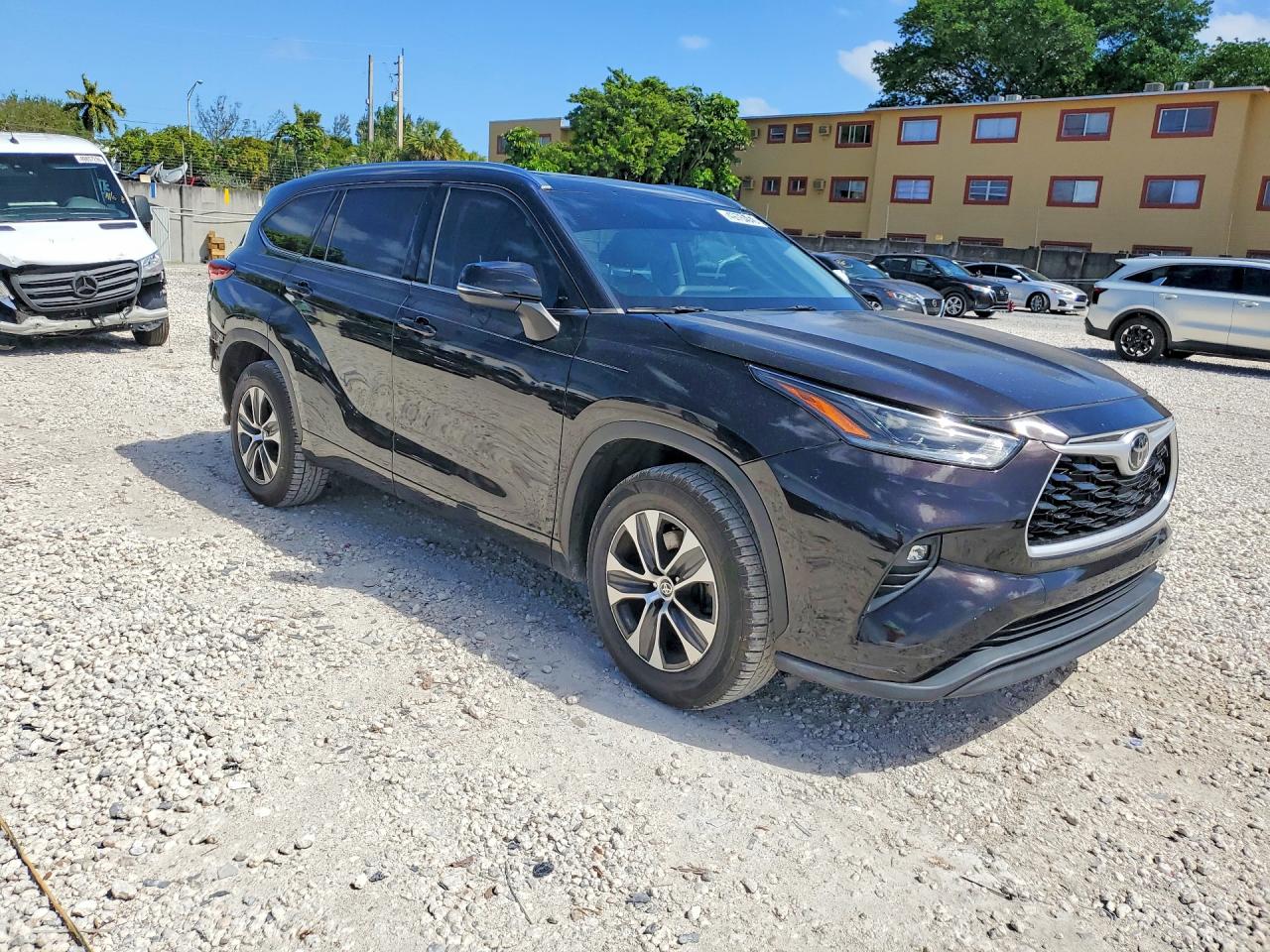 2021 TOYOTA HIGHLANDER XLE photo 4