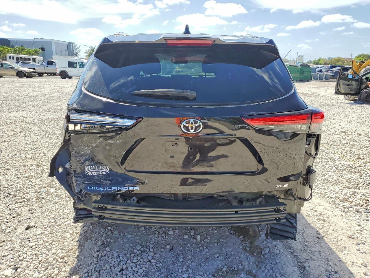 2021 TOYOTA HIGHLANDER XLE photo 6