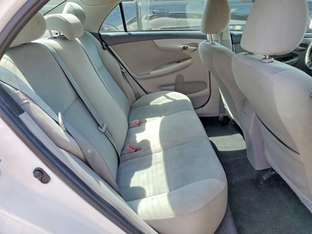 2013 TOYOTA COROLLA LE photo 19