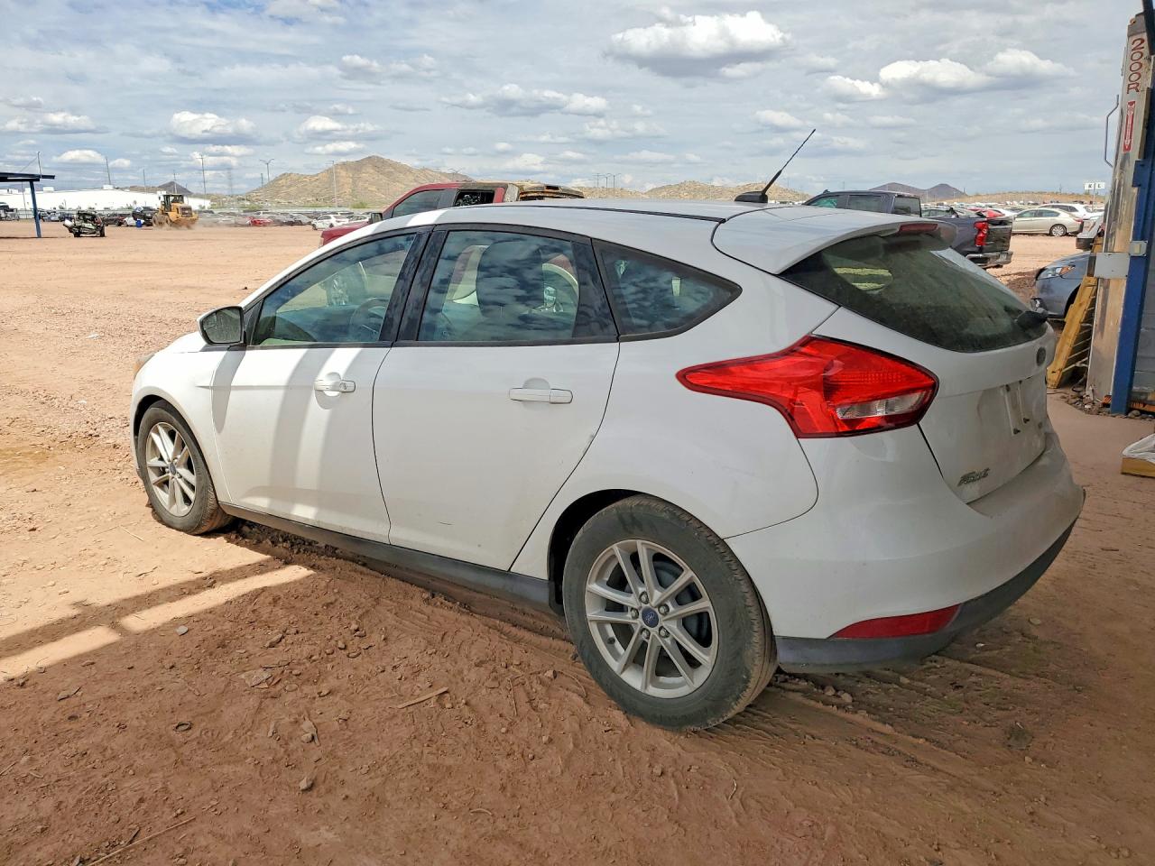 2018 FORD FOCUS SE photo 2