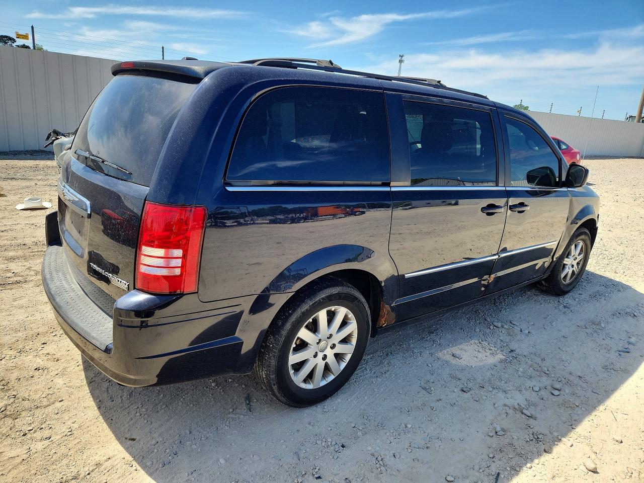 2010 CHRYSLER TOWN & COUNTRY TOURING PLUS photo 3