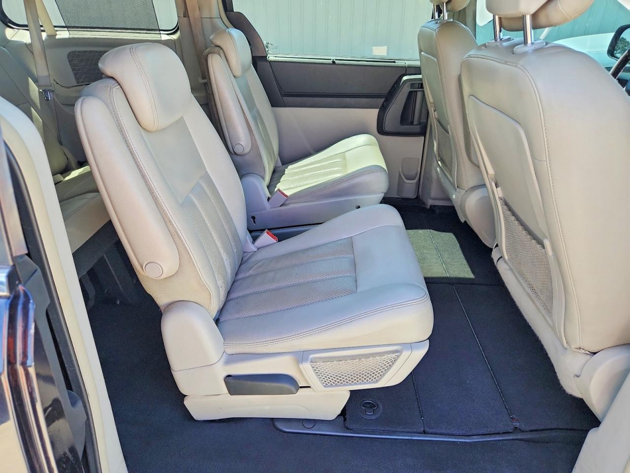 2010 CHRYSLER TOWN & COUNTRY TOURING PLUS photo 11