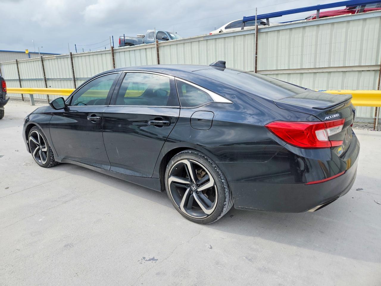 2018 HONDA ACCORD SPORT photo 3